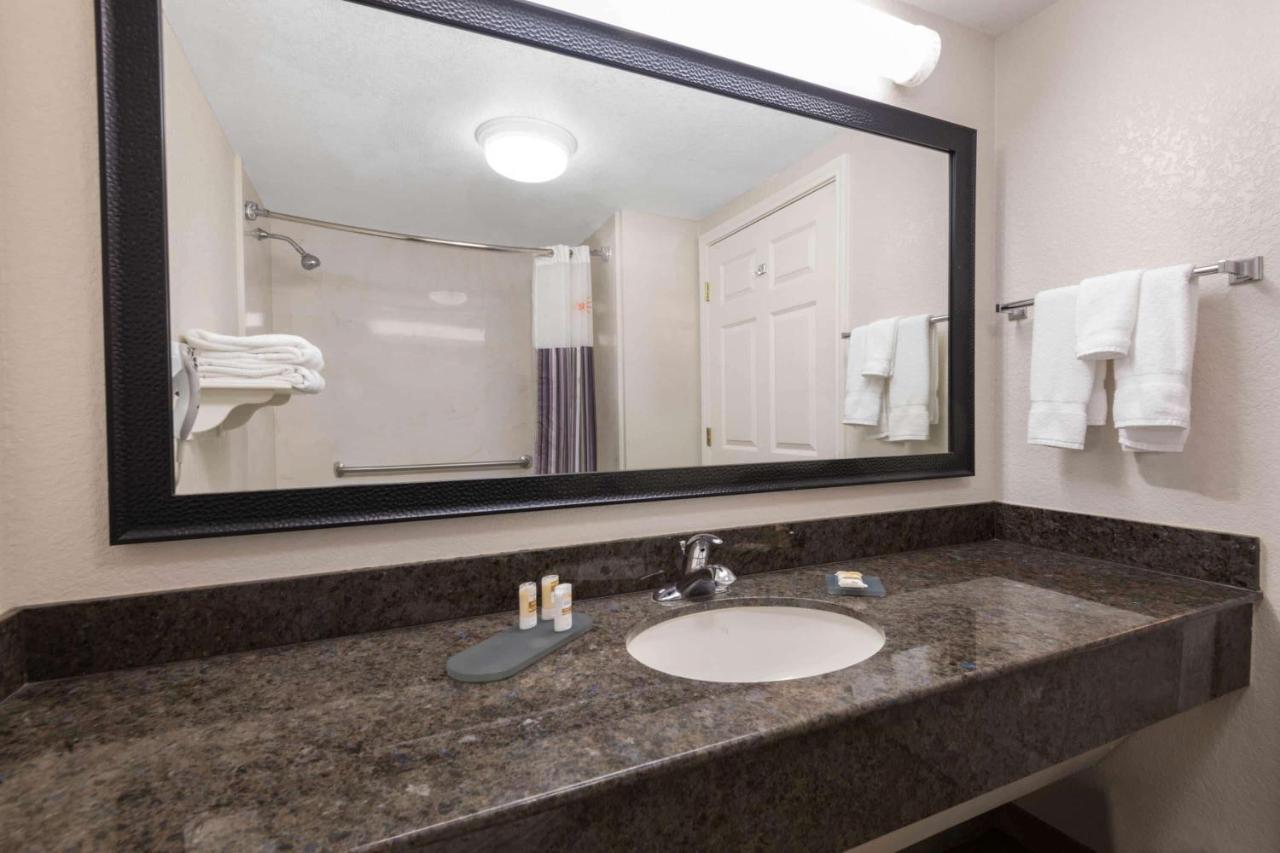 La Quinta Inn & Suites By Wyndham San Antonio Riverwalk Bagian luar foto