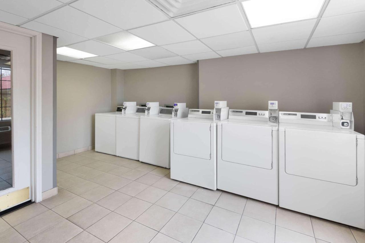 La Quinta Inn & Suites By Wyndham San Antonio Riverwalk Bagian luar foto