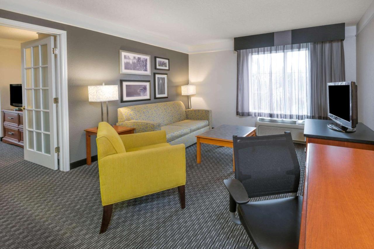 La Quinta Inn & Suites By Wyndham San Antonio Riverwalk Bagian luar foto
