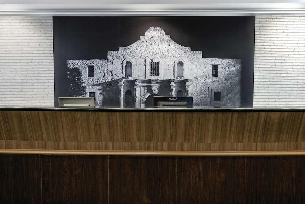 La Quinta Inn & Suites By Wyndham San Antonio Riverwalk Bagian luar foto