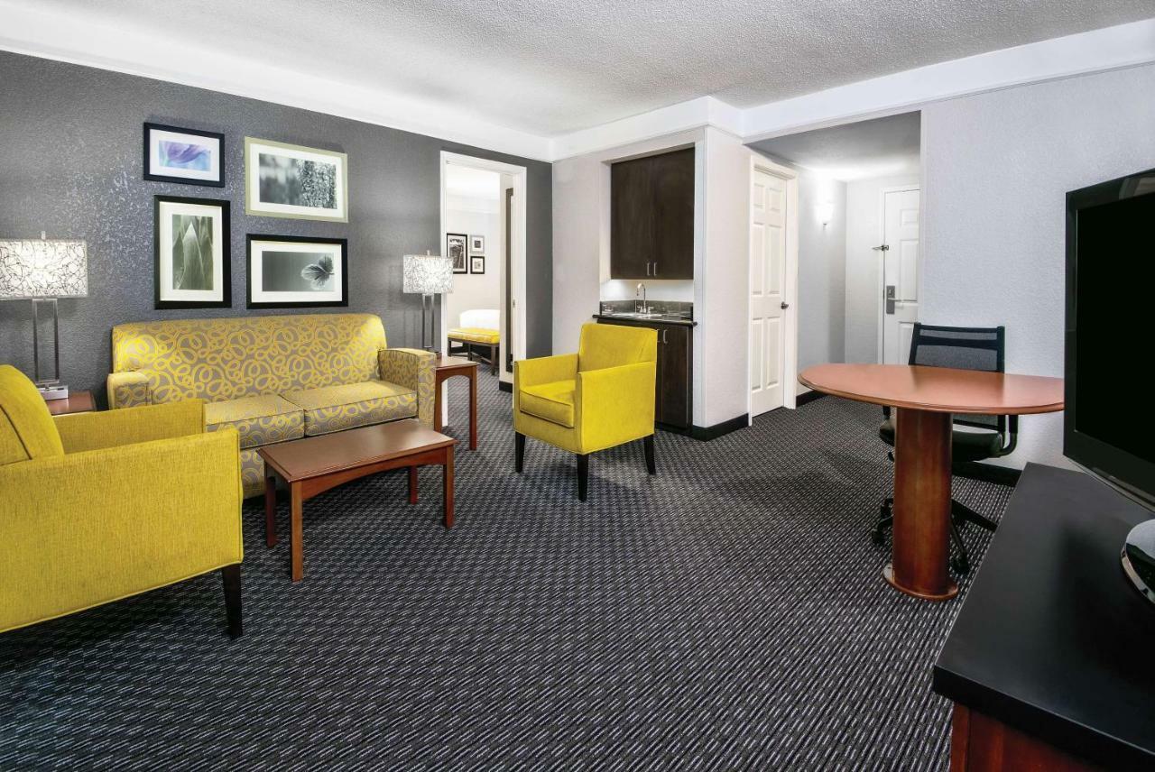 La Quinta Inn & Suites By Wyndham San Antonio Riverwalk Bagian luar foto