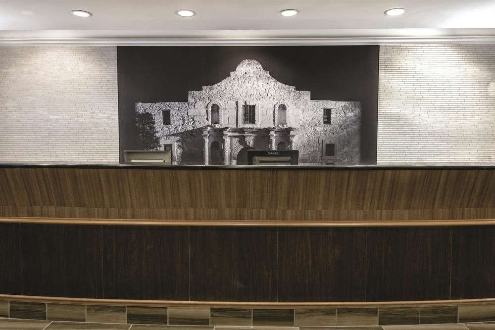 La Quinta Inn & Suites By Wyndham San Antonio Riverwalk Bagian luar foto